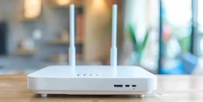 आपके घर की दीवारें, फर्श और फर्नीचर भी सिग्नल को कमजोर कर देते हैं। आपके डिवाइस और राउटर के बीच कोई भी ठोस वस्तु सिग्नल को प्रभावित करती है। इसलिए, यदि आप किसी दूसरे फ्लोर पर या दूर के कमरे में डिवाइस का उपयोग कर रहे हैं, तो सिग्नल वहां तक ​​पहुंचने तक काफी कमजोर हो जाता है।