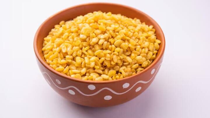 ओट्स फाइबर से भरपूर होता है और पाचन क्रिया को बेहतर बनाने में सहायक होता है। मूंग दाल की खिचड़ी हल्की और प्रोटीन से भरपूर होती है, जिसे सब्जियों के साथ बनाया जा सकता है। वहीं, वेजिटेबल सूप पोषक तत्वों से भरपूर होता है और शरीर को हल्का रखता है।