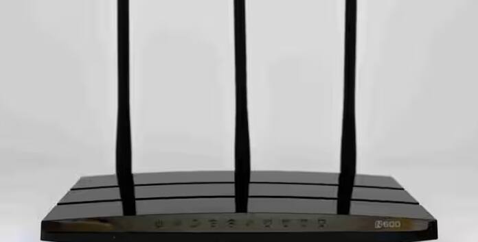 રાઉટરથી ડિવાઈસનું અંતર વધુ હોવાના કારણે સિગ્નલો પહોંચી શકતા નથી અને જેના કારણે સ્ટ્રીમિંગ અથવા ગેમિંગ મુશ્કેલ બને છે. આજે આપણે શીખીશું કે રાઉટરને યોગ્ય રીતે મૂકવું શા માટે મહત્વપૂર્ણ છે.