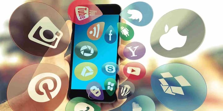 राज्य सरकार के मुताबिक, हाल के समय में माता-पिता की शिकायतें लगातार बढ़ी हैं. उनका कहना है कि बच्चे पढ़ाई और परिवार के साथ समय बिताने के बजाय Instagram, Facebook, WhatsApp और X जैसे प्लेटफॉर्म्स पर जरूरत से ज्यादा वक्त बिता रहे हैं. इससे न सिर्फ उनकी पढ़ाई प्रभावित हो रही है बल्कि व्यवहार और पारिवारिक जीवन पर भी असर पड़ रहा है.