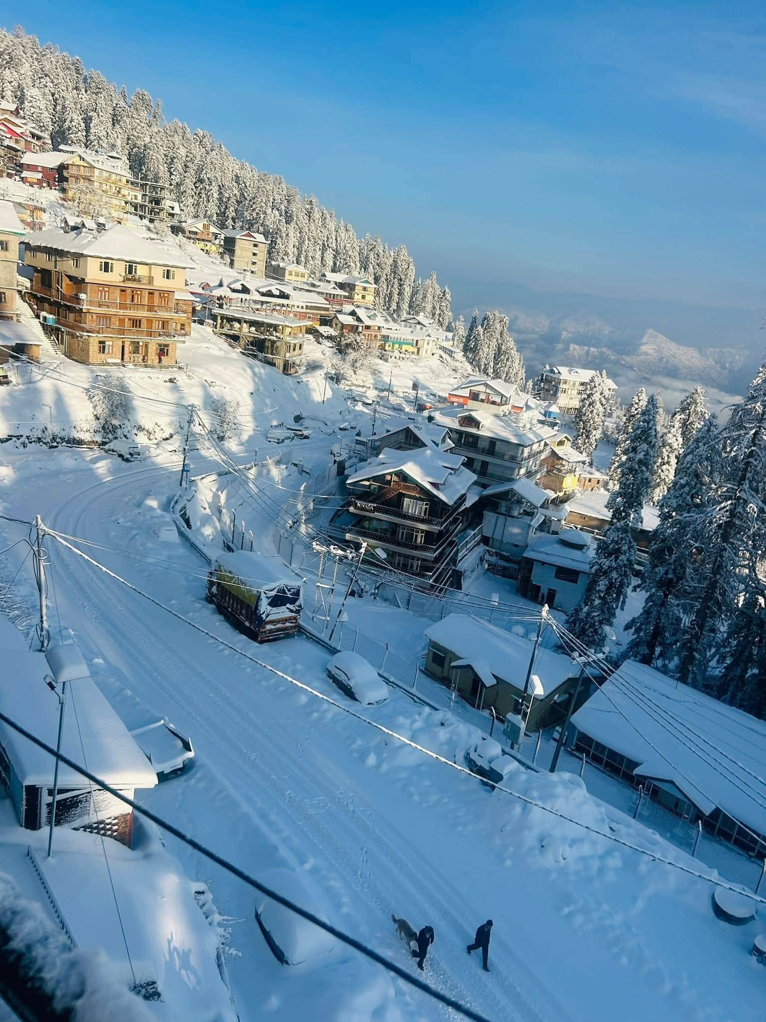 हिमाचल: बर्फबारी से फिर बढ़ी मुश्किलें, सड़कें बंद, बिजली बाधित होने से कई इलाकों में अंधेरा