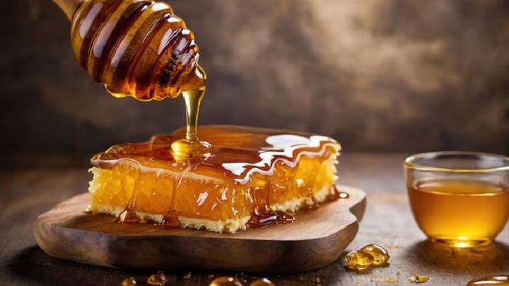 पाचन संबंधी समस्याओं से पीड़ित लोगों के लिए शहद एक रामबाण है। गैस, अपच और कब्ज जैसी पेट संबंधी समस्याओं से राहत पाने के लिए आप शहद को अपने दैनिक आहार का हिस्सा बना सकते हैं।