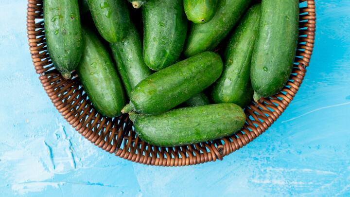 विशेषज्ञों के अनुसार, खीरे में लगभग 90 प्रतिशत पानी होता है। सुबह खीरा खाने से वजन कम करने में भी मदद मिलती है, क्योंकि इसमें कैलोरी कम और फाइबर अधिक होता है। यह रक्तचाप को नियंत्रित करने में भी सहायक होता है।