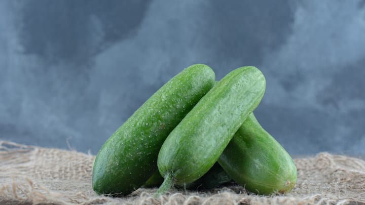 खीरे में मौजूद एंटीऑक्सीडेंट शरीर को फ्री रेडिकल्स से होने वाले नुकसान से बचाते हैं। इसके अलावा, खीरा त्वचा के लिए भी बहुत फायदेमंद है और चेहरे को ताजगी और चमक प्रदान करता है।