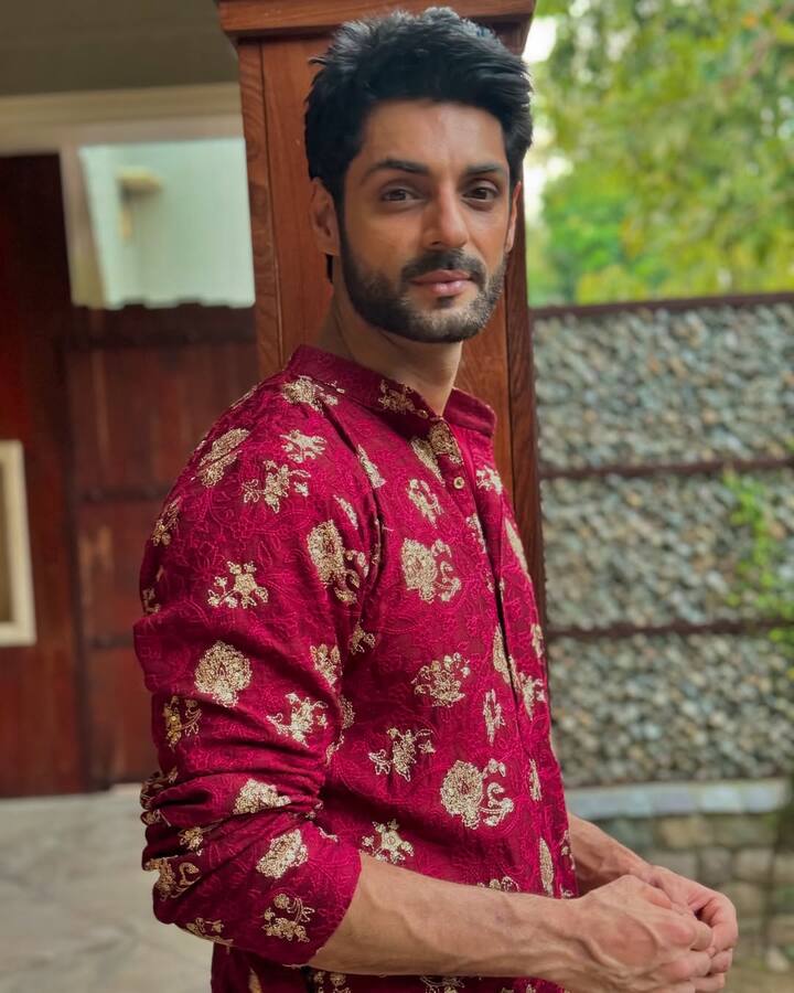 बता दें कि, करण इन दिनों अपनी पर्सनल लाइफ को लेकर चर्चा में हैं खबरें है कि वो एक्ट्रेस जेनिफर विंगेट संग शादी रचाने वाले हैं. वहीं इससे पहले जेनिफर ने साल 2012 में करण सिंह ग्रोवर से शादी की थी लेकिन 2 साल के बाद साल 2014 में उनका तलाक हो गया.