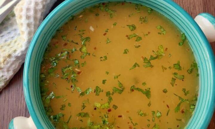 Mixed lentil soup is a good option to keep the body warm from inside in winter. Pulses like moong, lentils, gram and pigeon pea are added to it. This soup is rich in protein, fiber and essential amino acids. Drinking this strengthens immunity, provides instant energy to the body and also reduces laziness in cold. Besides, the iron and folate present in pulses also help in removing anemia.