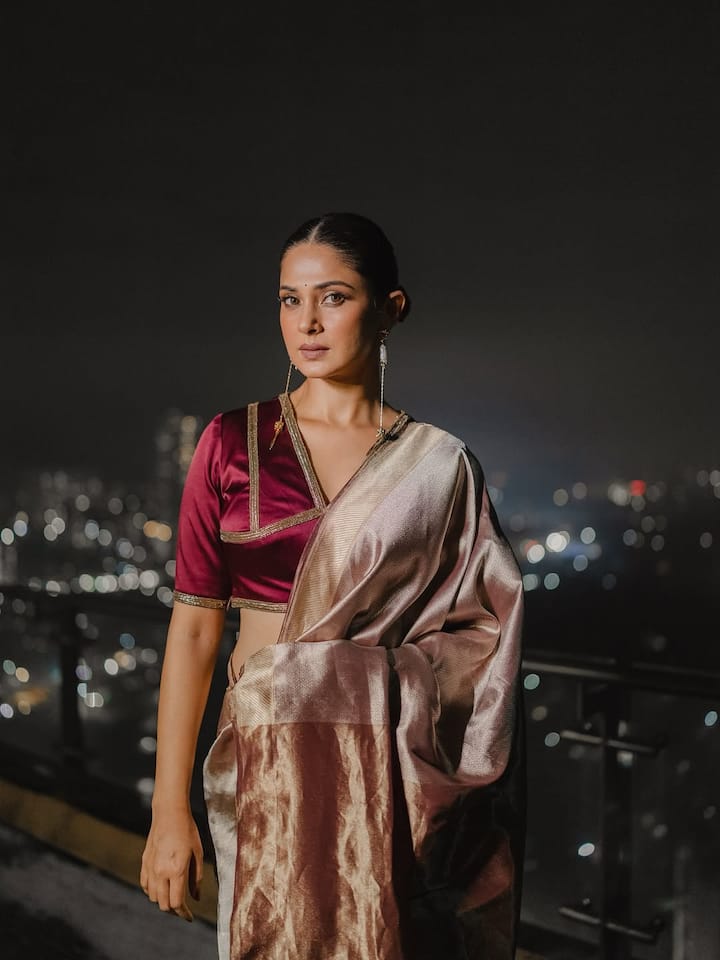 जेनिफर एक टीवी शो के लिए करीब 1.5 करोड़ की मोटी फीस वसूलती हैं. उनका नाम छोटे पर्दे की सबसे अमीर अभिनेत्रियों की लिस्ट में शामिल हैं.