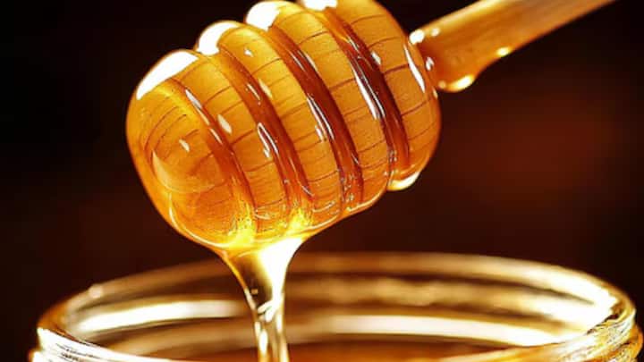 शहद वजन घटाने में सहायक होता है। इसके अलावा, यह भूख को भी नियंत्रित करता है। औषधीय गुणों से भरपूर शहद थकान और कमजोरी को दूर करने में मदद करता है। रोजाना शहद का सेवन करने से आप दिन भर ऊर्जावान और तरोताजा महसूस करते हैं।