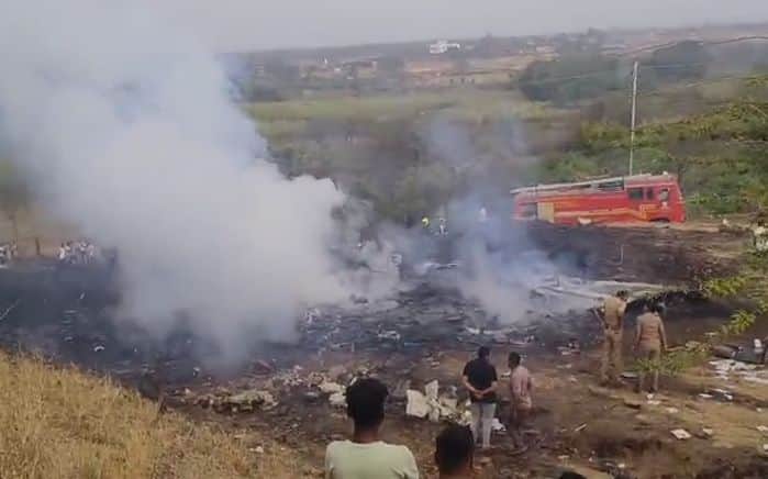 विमानात अजित पवार आणि त्यांचे सुरक्षारक्षक होते, असंही सांगितलं जात आहे.