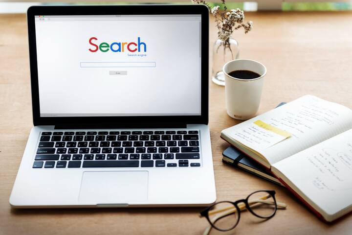 गूगल की इन पेड इंटर्नशिप के लिए आवेदन करने के लिए सबसे पहले Google Careers वेबसाइट पर जायें. वहां अपनी योग्यता के अनुसार इंटर्नशिप चुनकर Apply करें. इसके बाद अपडेटेड रिज्यूमे और जरूरी जानकारी भरें. आवेदन करने के बाद समय-समय पर वेबसाइट चेक करते रहें.