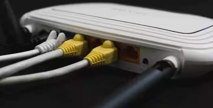 लोग सोचते हैं कि वाईफाई बल्ब की तरह काम करता है, बस एक बटन दबाने से पूरा कमरा रोशन हो जाता है, लेकिन वाईफाई के मामले में ऐसा नहीं है। वायरलेस सिग्नल अलग तरह से व्यवहार करते हैं और दूरी बढ़ने के साथ कमजोर होते जाते हैं। इसलिए राउटर को ऐसी जगह रखें जहां आपके सभी डिवाइस आस-पास हों।