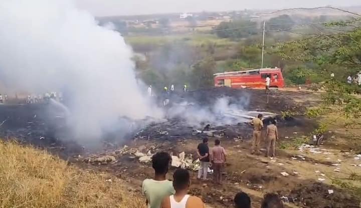 विमानाचा बारामतीमध्ये लॅंडिंगदरम्यान अपघात झाला आहे.