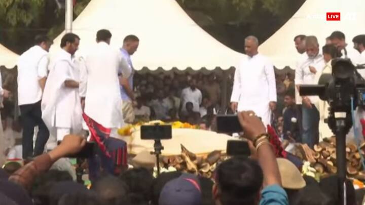 अजित पवार का अंतिम संस्कार विद्या प्रतिष्ठान में किया गया. राजकीय सम्मान के साथ उनका अंतिम संस्कार की प्रक्रिया को शुरू किया गाया. बड़े बेटे पार्थ पवार ही पूरी विधि को निभा रहे हैं. देश के बड़े-बड़े नेता और अभिनेता भी उन्हें अंतिम विदाई देने पहुंचे.