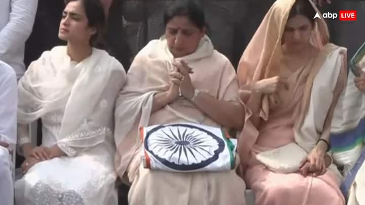 अंतिम संस्कार के मंच पर अजित पवार की पत्नी और राज्यसभा सांसद सुनेत्रा पवार ने अपने पति को श्रद्धांजलि अर्पित की. साथ ही दोनों बेटे पार्थ और जय पवार सहित अजित पवार की बहन जया पाटील भी मंच पर मौजूद रहीं. सुप्रिया सुले जब अपनी भाभी सुनेत्रा को मंच पर लेकर आईं, तो वे भी फूट-फूटकर रोने लगीं.