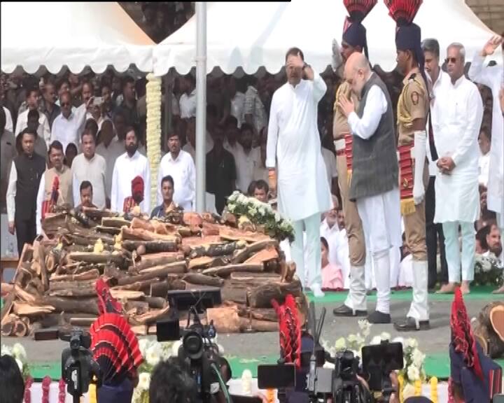 गृह मंत्री अमित शाह, केंद्रीय मंत्री नितिन गडकरी, भाजपा अध्यक्ष नितिन नवीन, मुख्यमंत्री देवेंद्र फडणवीस, उपमुख्यमंत्री एकनाथ शिंदे, एमएनएस प्रमुख राज ठाकरे, शिवसेना यूबीटी अध्यक्ष उद्धव ठाकरे और कई अन्य नेता अंतिम संस्कार में उपस्थित थे।