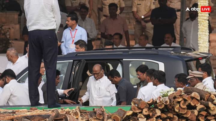 अजित पवार के अंतिम संस्कार स्थल विद्या प्रतिष्ठान पर चाचा शरद पवार भी उन्हें अंतिम विदाई देने पहुंचे. वहीं बारामती में अजित दादा के अंतिम दर्शन के लिए कई दूर तक लोगों की कतारें लगीं.