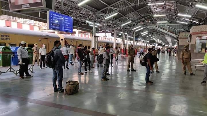 इन गलतियों का एक कॉमन फैक्टर है लापरवाही. ज्यादातर लोग नियम जानते हुए भी नजरअंदाज करते हैं. लेकिन ट्रेन कोई निजी जगह नहीं है. यहां आपकी हर हरकत सैकड़ों लोगों की सुरक्षा और आराम से जुड़ी होती है. इसलिए सफर के दौरान यह सोचना जरूरी है कि आपकी सुविधा किसी और की परेशानी न बने.