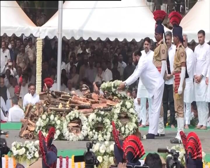 महाराष्ट्र के मुख्यमंत्री देवेंद्र फडणवीस और गृह मंत्री अमित शाह, केंद्र और राज्य सरकारों के प्रमुख नेताओं के साथ, विद्या प्रतिष्ठान में श्रद्धांजलि अर्पित करने पहुंचे।