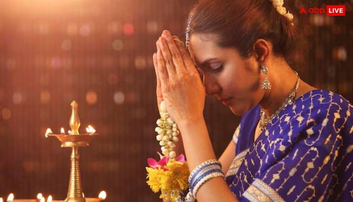 शुक्र प्रदोष व्रत के दिन पैसों का लेनदेन न करें. शुक्रवार को किसी को उधार देने या लेने से बचें, क्योंकि इससे आर्थिक तंगी हो सकती है और लक्ष्मी जी रूठ सकती हैं.