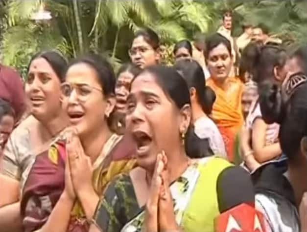डोळ्यात अश्रू, अनावर हुंदके अन् सर्वस्व हरवल्याची भावना आज प्रत्येकाच्या मनात आहे.