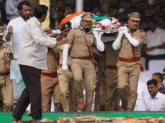 Ajit Pawar Funeral: दादांना अखेरचा निरोप देऊनही बारामतीकरांचा पाय निघेना, अलोट गर्दी- घोषणा, शेवटी पार्थ -जयने केलं अभिवादन