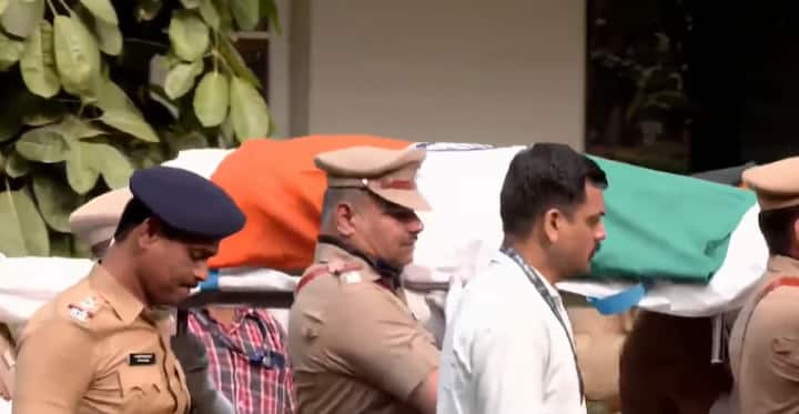 अंत्ययात्रा न काढता अजित पवारांचे पार्थिव थेट मैदानावर नेले जाणार असल्याची माहिती सध्या मिळाली आहे.