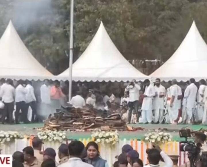 सर्वसामान्य बारामतीकरांसोबत राज्याच्या विविध भागातून दादांचे चाहते, राष्ट्रवादीचे पदाधिकारी इथे आले होते. त्यांना अश्रूंचा बांध रोखता आला नाही.