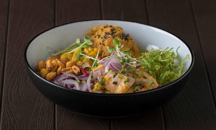 इसके अलावा लंबे समय तक भूखे रहने से शरीर में स्ट्रेस हार्मोन बढ़ सकते हैं. एक्सपर्ट के अनुसार जब खाने में ज्यादा गैप होता है तो एड्रेनालिन और कोर्टिसोल जैसे हार्मोन बढ़ते हैं, जिससे घबराहट, दिल की धड़कन तेज होना और बेचैनी महसूस हो सकती है. समय पर और नियमित खाना खाने से ब्लड शुगर कंट्रोल में रहती है और एंग्जायटी कम होती है.