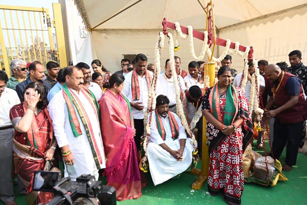 Medaram Jatara: సమ్మక్క–సారక్కలమ్మను దర్శించుకున్న రాష్ట్ర కేంద్ర మంతులు-నిలువెత్తు బంగారం సమర్పణ