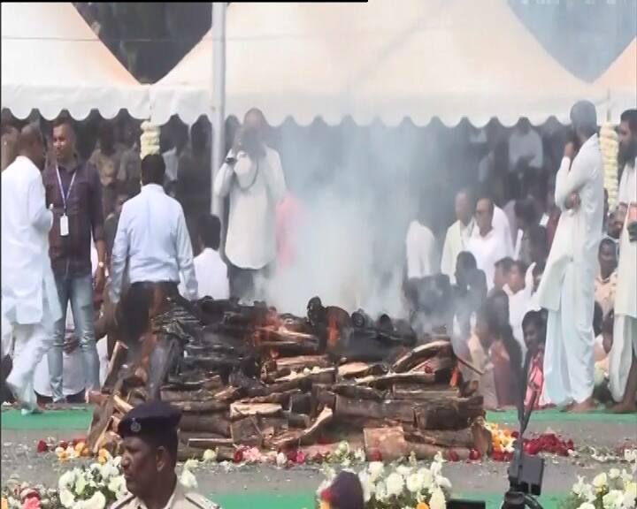 अजीत पवार के दोनों पुत्रों, पार्थ पवार और जय पवार ने अंतिम संस्कार संपन्न कराया। इस दौरान पूरे परिवार की आंखों में आंसू आ गए। अजीत पवार अब सभी की यादों में अमर रहेंगे।
