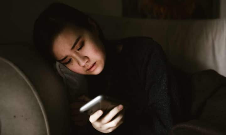 इसके अलावा डॉक्टर का कहना है कि ज्यादा स्क्रीन टाइम और सोशल मीडिया का ज्यादा इस्तेमाल स्ट्रेस और एंग्जायटी से जुड़ा हुआ है. लगातार नोटिफिकेशन, देर रात मोबाइल चलाना और स्क्रीन पर ज्यादा समय बिताने से दिमाग थकता है. स्क्रीन टाइम कम करने, नोटिफिकेशन लिमिट करने और कुछ समय के लिए टेक्नोलॉजी से दूर रहने से मेंटल वेल-बीइंग और नींद की क्वालिटी बेहतर होती है.