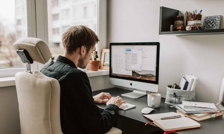 लंबे समय तक एक ही जगह बैठे रहने से भी शरीर में टेंशन बढ़ती है, जो एंग्जायटी को और बढ़ा सकती है. वहीं एक्सपर्ट के अनुसार काम के बीच-बीच में हल्की फिजिकल एक्टिविटी या थोड़ी देर टहलना फायदेमंद होता है. सिर्फ 10 मिनट की वॉक भी मूड बेहतर करने और एंग्जायटी कम करने में मदद करती है.