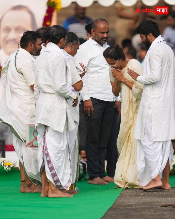 नेतेमंडळींसह कार्यकर्त्यांना अश्रू अनावर झाले आहे. अजित पवार यांचे पुत्र पार्थ पवारांकडून अंत्यविधी पार पडत आहे.