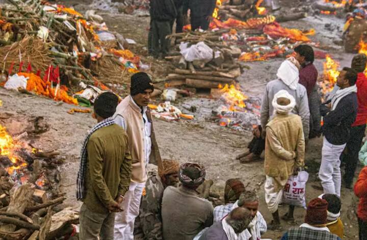 ਆਖਰੀ ਦਿਨਾਂ ਵਿੱਚ ਸਾਹ ਬਹੁਤ ਤੇਜ਼ ਜਾਂ ਬਹੁਤ ਹੌਲੀ ਹੋ ਸਕਦਾ ਹੈ। ਕਈ ਵਾਰ, ਸਾਹ ਰੁਕ-ਰੁਕ ਕੇ ਆਉਂਦਾ ਹੈ, ਜਿਸਨੂੰ ਡਾਕਟਰ ਚੇਨ-ਸਟੋਕਸ ਬ੍ਰੀਦਿੰਗ ਕਹਿੰਦੇ ਹਨ। ਗਲੇ ਵਿੱਚੋਂ ਘਰਘਰਾਹਟ ਦੀ ਆਵਾਜ਼ ਵੀ ਆ ਸਕਦੀ ਹੈ, ਜਿਸਨੂੰ ਆਮ ਤੌਰ 'ਤੇ ਡੈਥ ਰੈਟਲ ਕਿਹਾ ਜਾਂਦਾ ਹੈ।