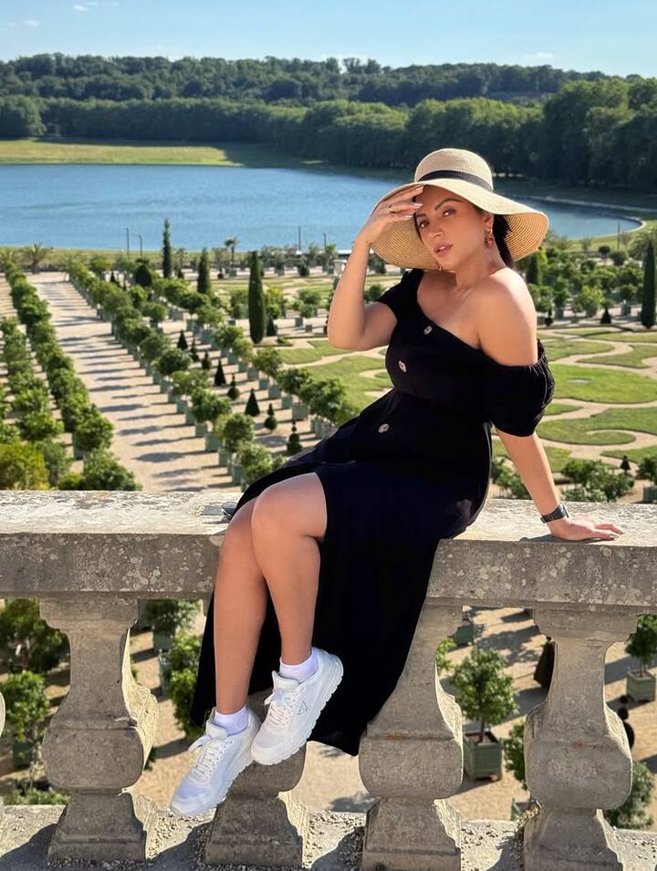 अब उन्होंने एक नया फोटोशूट करवाया है जिसमें उनका बोल्ड अंदाज़ नज़र आ रहा है। शमा सिकंदर मनोरंजन जगत की एक ऐसी अभिनेत्री हैं जो अपनी पारंपरिक संस्कृति और मूल्यों से गहराई से जुड़ी हुई हैं।