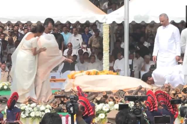 अजित पवारांचं पार्थिव आज पहाटेच बारामती मेडिकल कॉलेजमधून त्यांच्या काटेवाडी या निवासस्थानाकडे नेण्यात आलं.