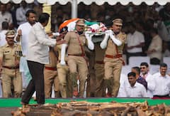 Ajit Pawar Funeral Baramati: शरद पवारांसमोर पार्थ-जयकडून अजितदादांना अग्नी; धीर-गंभीर मंत्रोच्चाराने बारामती सुन्न, शेवटचे 10 फोटो