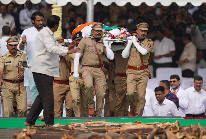 Ajit Pawar Funeral Baramati: राज्याचे उपमुख्यमंत्री अजित पवारांवर बारामतीत शोकाकूल वातावरणात अंत्यसंस्कार करण्यात आले.