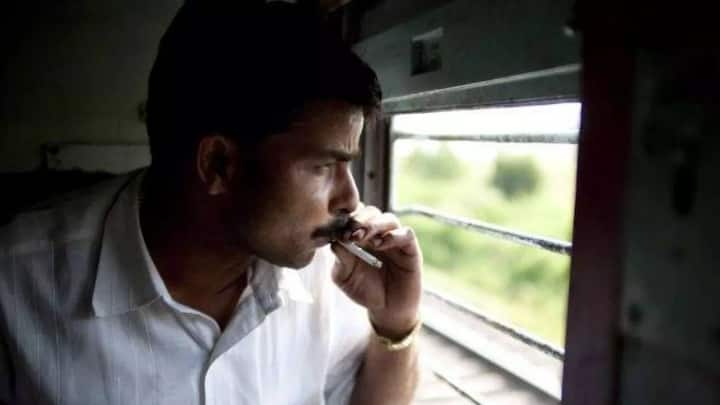 ट्रेन में चढ़ने के बाद सबसे बड़ी गलती है ट्रेन में ज्वलनशील सामान लेकर चलना. पटाखे, पेट्रोल, डीजल, मिट्टी का तेल या गैस सिलेंडर जैसी चीजें रेलवे में पूरी तरह बैन हैं. अगर आप ऐसे किसी सामान के साथ पकड़े गए. तो 1000 रुपये तक जुर्माना तीन साल तक की जेल या दोनों हो सकते हैं.