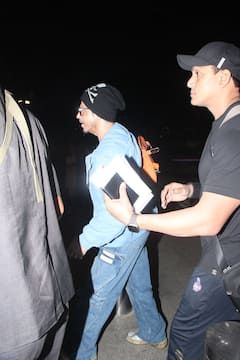 ​'किंग' की रिलीज डेट अनाउंसमेंट के बाद एयरपोर्ट पर​ दिखे शाहरुख खान, नहीं दिए पैपराजी के लिए पोज