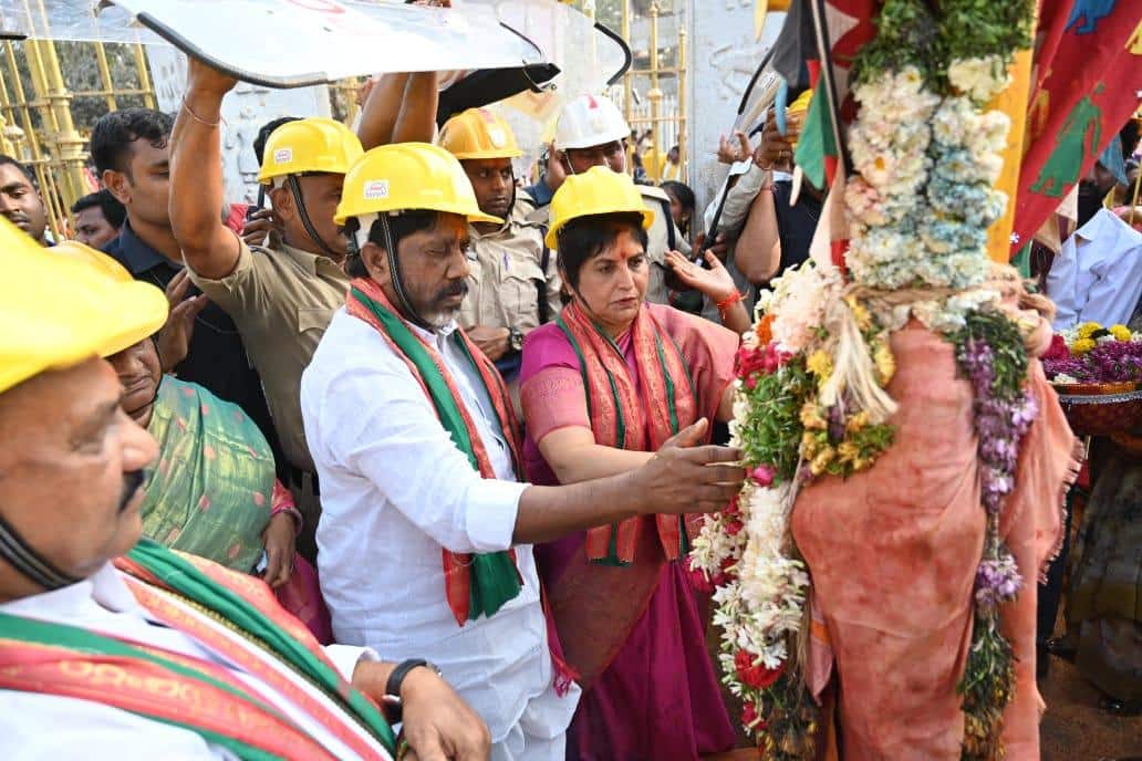 Medaram Jatara: సమ్మక్క–సారక్కలమ్మను దర్శించుకున్న రాష్ట్ర కేంద్ర మంతులు-నిలువెత్తు బంగారం సమర్పణ