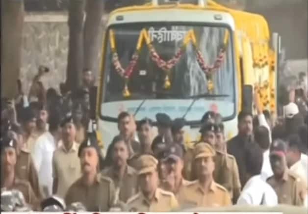 उपमुख्यमंत्री अजित पवार यांच्या अंत्ययात्रेला सुरुवात झाली आहे.