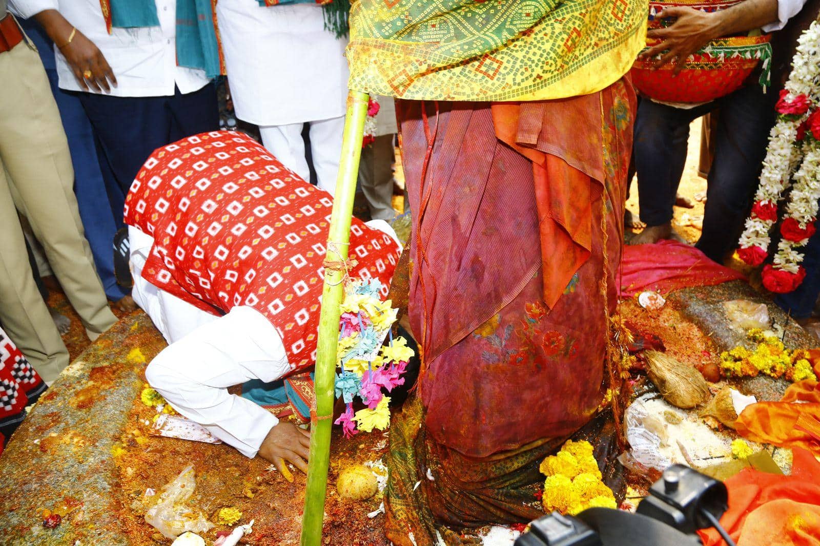 Medaram Jatara: సమ్మక్క–సారక్కలమ్మను దర్శించుకున్న రాష్ట్ర కేంద్ర మంతులు-నిలువెత్తు బంగారం సమర్పణ