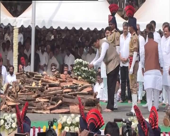 अजीत पवार के चाचा शरद पवार भी उन्हें अंतिम विदाई देने विद्या प्रतिष्ठान पहुंचे। बारामती में अजीत दादा को अंतिम श्रद्धांजलि देने के लिए लोगों की लंबी कतार लगी हुई है।