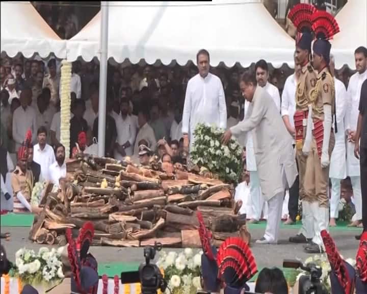 अजीत पवार की पत्नी और राज्यसभा सांसद सुनेत्रा पवार ने अपने पति को अंतिम श्रद्धांजलि अर्पित की। अजीत पवार के दोनों पुत्र पार्थ और जय पवार तथा उनकी बहन जया पाटिल ने भी उन्हें अंतिम श्रद्धांजलि दी।