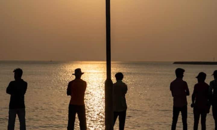 एक्सपर्ट के अनुसार सुबह की धूप शरीर की स्लीप वेक साइकिल को सही करने में मदद करती है. सुबह जल्दी धूप लेने से मेलाटोनिन हार्मोन बैलेंस रहता है, जिससे मूड बेहतर होता है और एंग्जायटी के लक्षण कम होते हैं. वहीं कई रिसर्च में भी सामने आया है कि सुबह की रोशनी में समय बिताने से पॉजिटिव मूड बढ़ता है और एंग्जायटी का खतरा कम होता है.