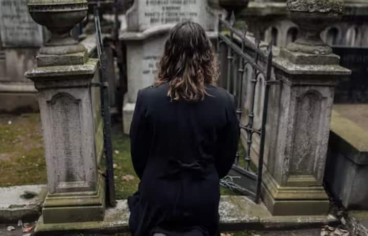 ਮੈਡੀਕਲ ਸਾਈਂਸ ਦੇ ਅਨੁਸਾਰ, ਜਿਵੇਂ-ਜਿਵੇਂ ਸਰੀਰ ਜੀਵਨ ਦੇ ਅੰਤਿਮ ਪੜਾਵਾਂ ਦੇ ਨੇੜੇ ਆਉਂਦਾ ਹੈ, ਬਹੁਤ ਸਾਰੀਆਂ ਸਰੀਰਕ ਪ੍ਰਕਿਰਿਆਵਾਂ ਹੌਲੀ ਪੈਣ ਲੱਗ ਜਾਂਦੀਆਂ ਹਨ। ਡਾਕਟਰਾਂ ਅਤੇ ਪਾਲੀਏਟਿਵ ਕੇਅਰ ਮਾਹਿਰਾਂ ਦੇ ਅਨੁਸਾਰ, ਸਰੀਰ ਮੌਤ ਤੋਂ ਕੁਝ ਦਿਨ ਪਹਿਲਾਂ ਖੁਦ ਨੂੰ ਊਰਜਾ ਬਚਾਉਣ ਦੀ ਸਥਿਤੀ ਵਿੱਚ ਲੈ ਜਾਂਦਾ ਹੈ