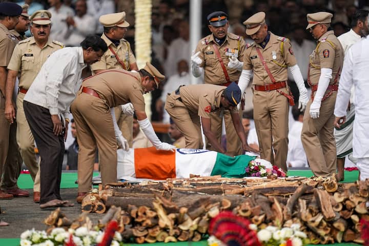 अजित पवारांच्या अकाली मृत्यूमुळे राज्याच्या सर्वच स्तरात दुःखाची लाट उसळली.