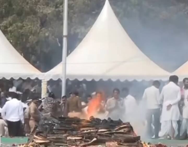 दादांसोबत सावलीसारखे असणारे त्यांचे अंगरक्षकही अश्रू लपवू शकले नाहीत. काटेवाडीतून अजित पवारांचं पार्थिव लाखोंच्या सोबतीने बारामतीतल्या विद्या प्रतिष्ठानमध्ये नेण्यात आलं.