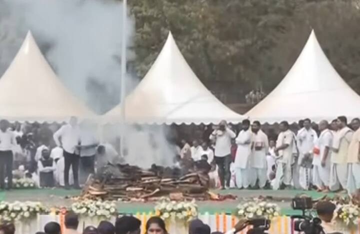 हजारोंचा जमाव त्यांच्या घराबाहेर जमला होता. कित्येक लोक अक्षरशः रडत होते.